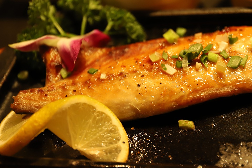 Pescado con salsa de tomate y pimiento