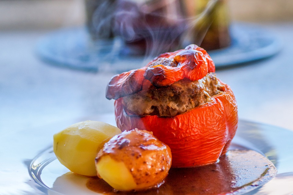 Tomates rellenos con queso blanco y hierbas